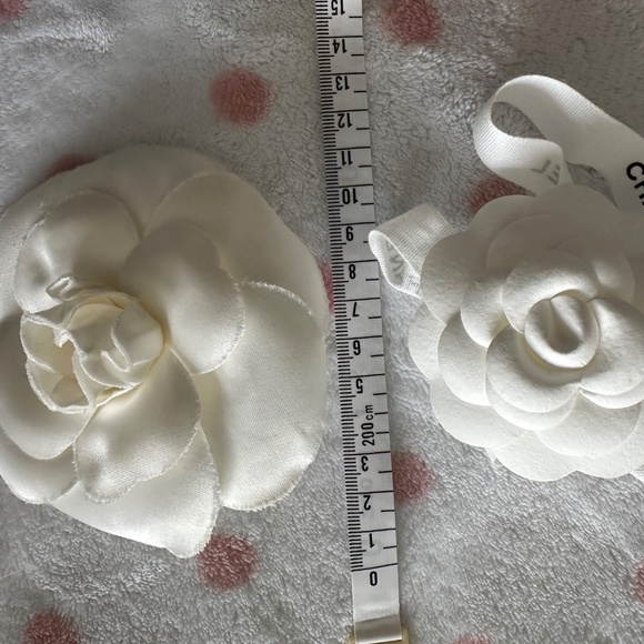 Chanel vintage White Camelia Brooch - Picture 2 of 4